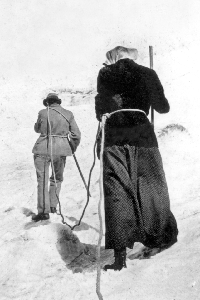 DT_60X100_1900-10 - In cordata su un ghiacciaio alpino (forse Talamini e Angelina)