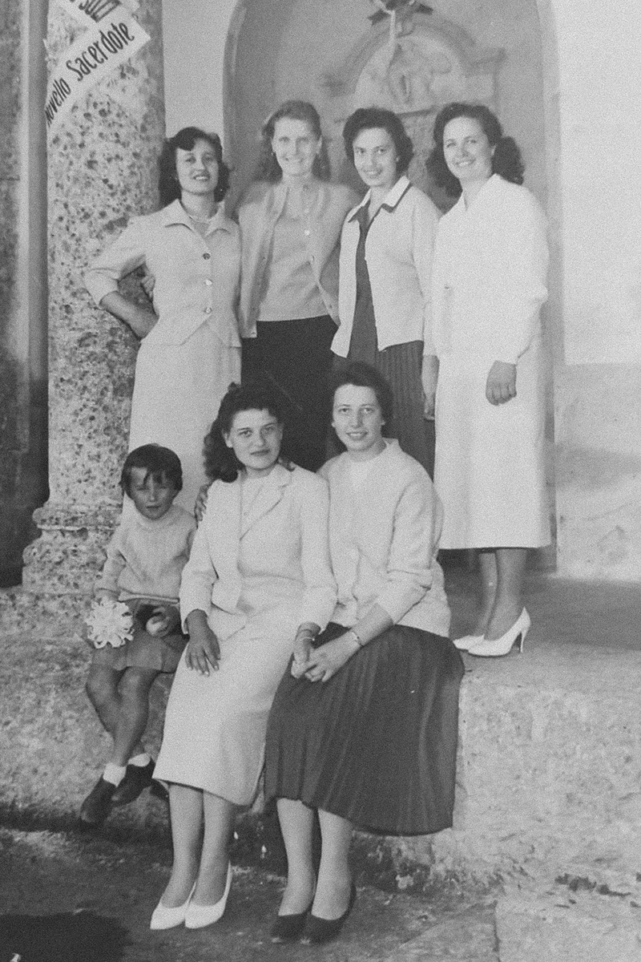 Bratto, 1958, Ragazze di Bratto festeggiano l_ordinazione sacerdotale di Padre Francesco Sozzi