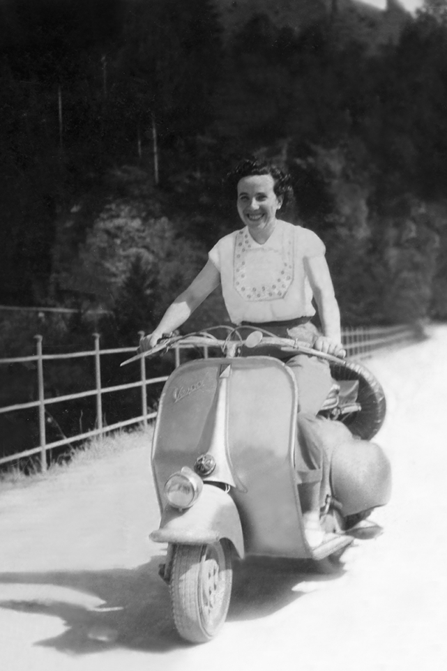 Tina_50s_vespa